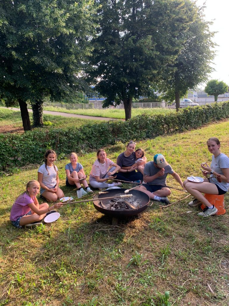 Grillen beim Lagerfeuer