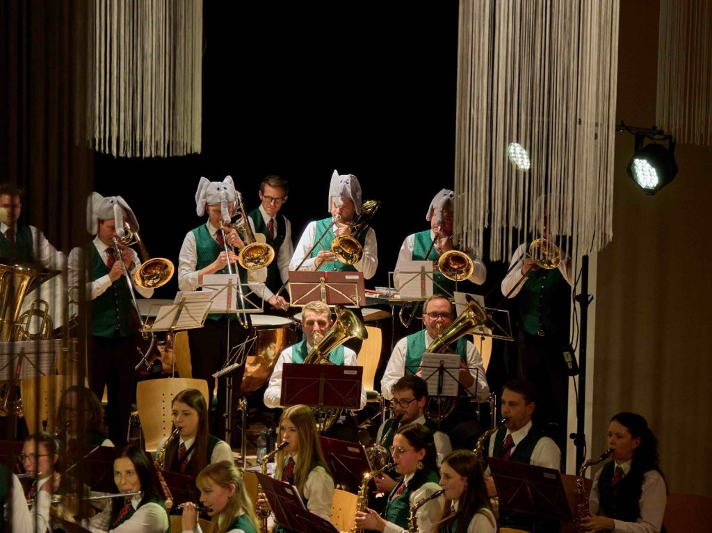 Posaunen als Elefanten bei ihrem Solo Stück